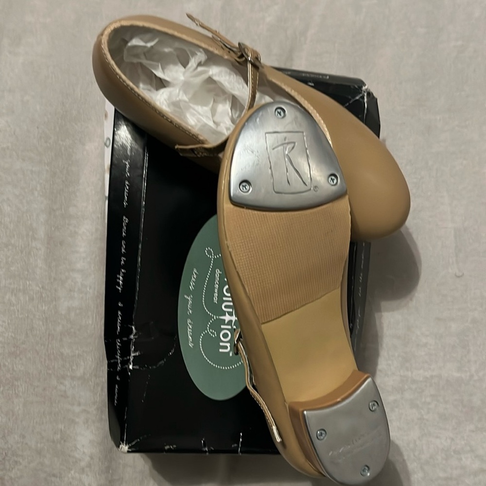 Girls Revolution Dancewear Tan Tap Shoes size 6! New without tag